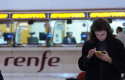 ep una persona espera en la estacion de sants este lunes
