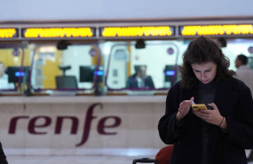 ep una persona espera en la estacion de sants este lunes