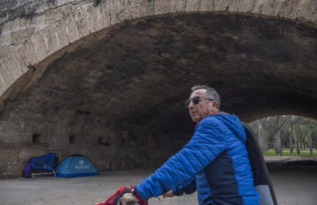 ep una tienda de campana en el puente del rea en valencia