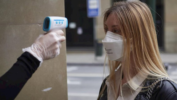 ep una trabajadora de la tienda de moda urban sons le toma la temperatura a una clienta