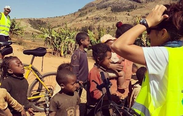 Una de las ciclistas de 'Roul mon Coco' con niños de Madagascar | FUNDACIÓN AGUA DE COCO ep unalas ciclistas de roul mon coco con ninosmadagascar