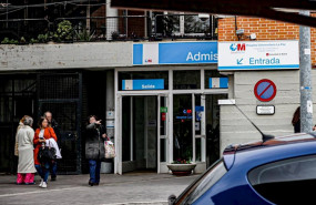 ep varias personas a la entrada del hospital carlos iii adscrito al hospital universitario la paz en
