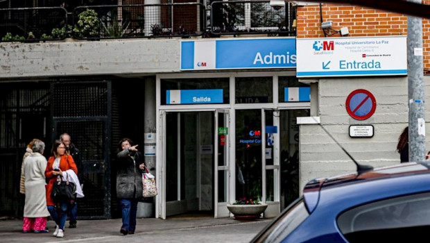 ep varias personas a la entrada del hospital carlos iii adscrito al hospital universitario la paz en