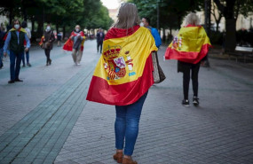 ep varias personas asisten con banderas de espana a una concentracion contra la gestion del gobierno