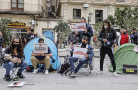 ep varias personas que trabajan en el ocio nocturno con carteles durante una acampada para reclamar