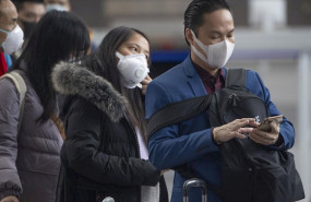 ep varios pasajeros esperan con mascarillas en un aeropuerto de alemania