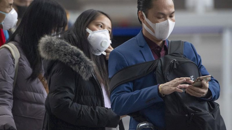 Varios pasajeros esperan con mascarillas en un aeropuerto de Alemania. | Boris Roessler/dpa ep varios pasajeros esperan con mascarillas en un aeropuerto de alemania