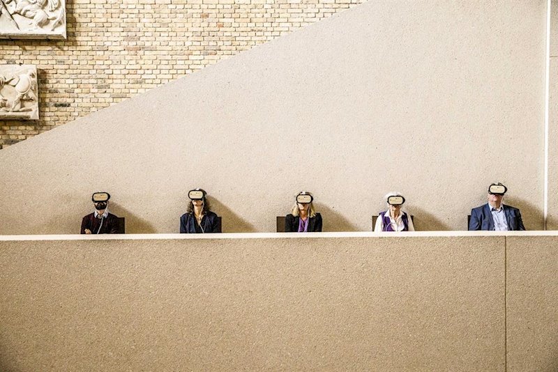 ep visitantes del neues museum en berlin con gafas de realidad virtual vr