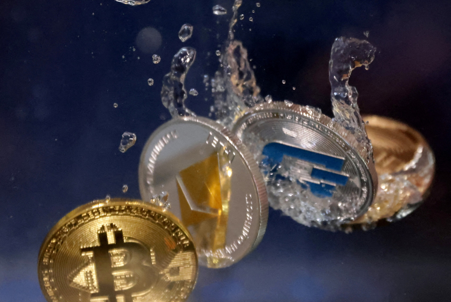 representations des cryptomonnaies bitcoin ethereum et dash plongeant dans l eau 
