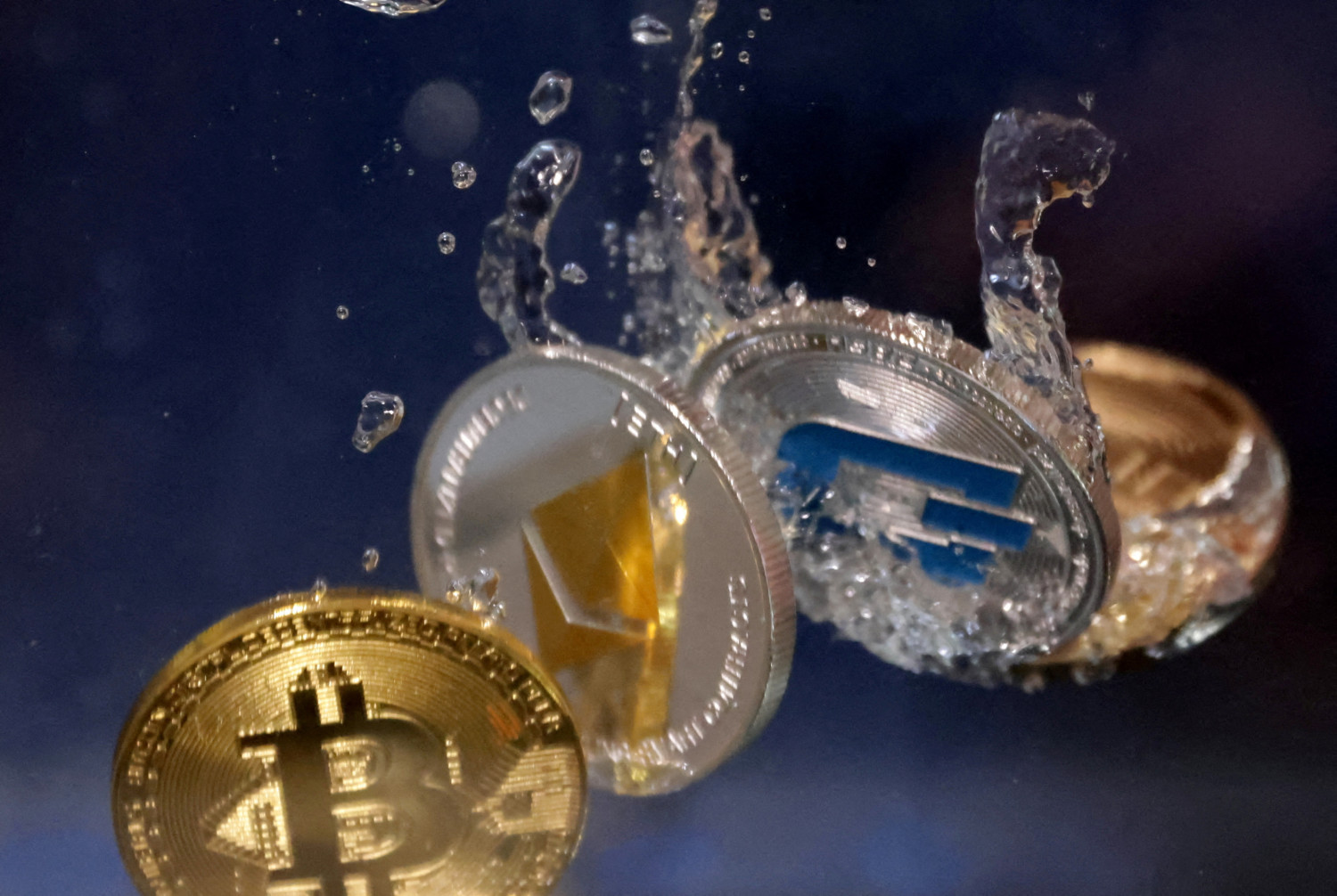 représentations des cryptomonnaies bitcoin ethereum et dash plongeant dans l'eau