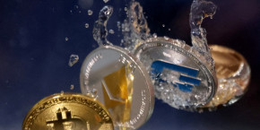 representations des cryptomonnaies bitcoin ethereum et dash plongeant dans l eau 