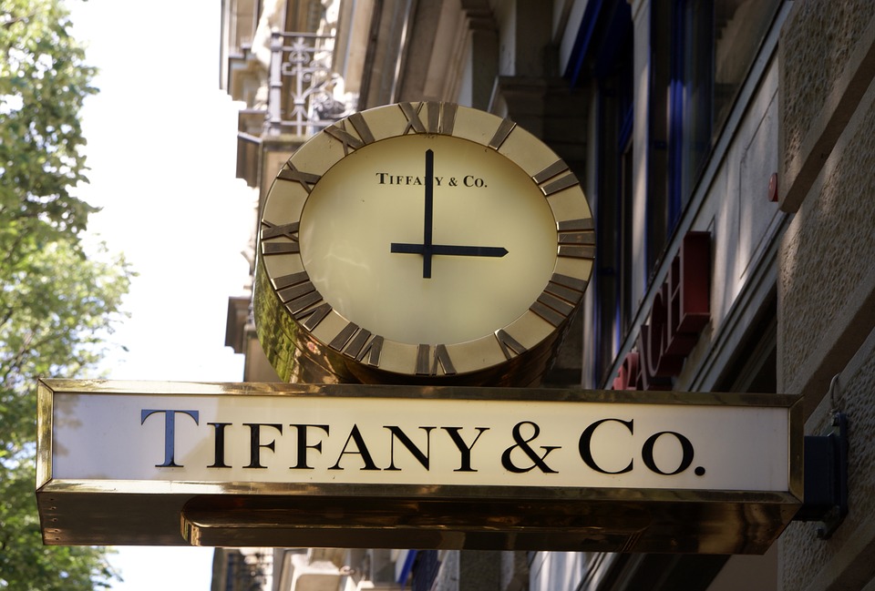 Tiffany se dispara tras cerrarse su venta a LVMH por 16.300 millones