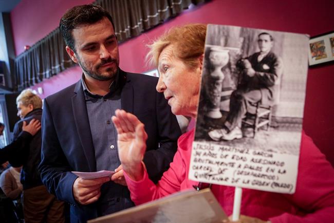 Alberto Garzón conversando con la familiar de una víctima del franquismo | IU/JOSÉ CAMÓ ep alberto garzon conversandola familiaruna victimafranquismo