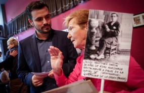 ep alberto garzon conversandola familiaruna victimafranquismo