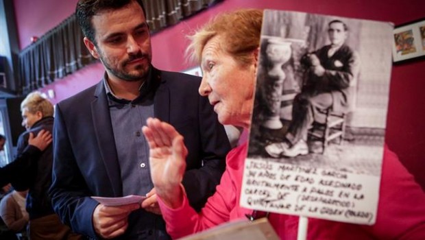 ep alberto garzon conversandola familiaruna victimafranquismo