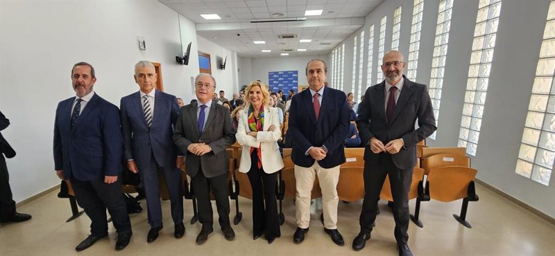 Antonio Díaz y Rosa Santos (centro), en la sede de CECO, al inicio del acto con empresarios. | CECO ep antonio diaz y rosa santos centro en la sede de ceco al inicio del acto con empresarios