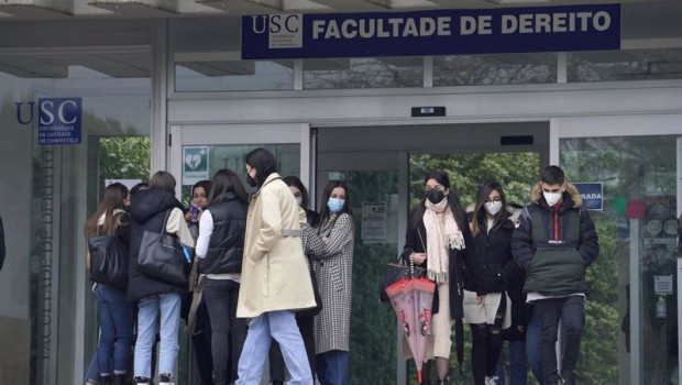 ep archivo   alumnos salen de la facultad de derecho en santiago de compostela