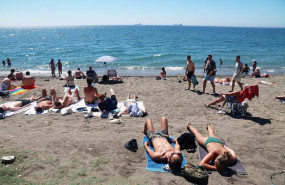 ep archivo   banistas y turistas disfrutan de un dia en la playa de la malagueta