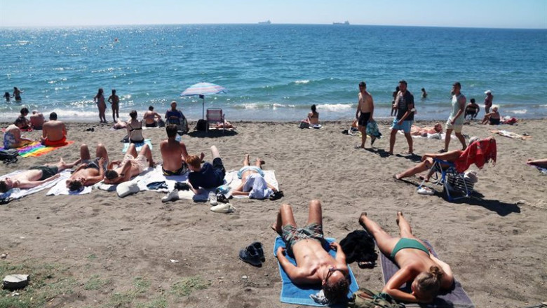 Álex Zea - Europa Press - Archivo ep archivo banistas y turistas disfrutan de un dia en la playa de la malagueta