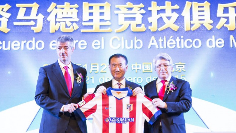 Archivo - El consejero delegado del Atlético de Madrid, Miguel Ángel Gil Marín, el magnate Jianlin y el presidente del Atletico de Madrid Enrique Cerezo, tras la firma del acuerdo | CLUB ATLÉTICO DE MADRID - Archivo ep archivo el consejero delegado del atletico de madrid miguel angel gil marin el magnate jianlin