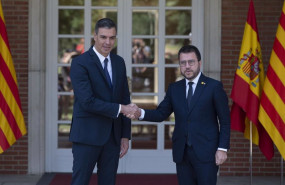 ep archivo   el presidente del gobierno pedro sanchez i y el de la generalitat pere aragones a su