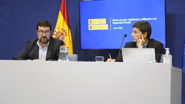ep archivo   el secretario de estado de empleo joaquin perez rey dcha y el de seguridad social borja