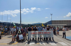 ep archivo   ganaderos cantabros protestan por los bajos precios de la leche