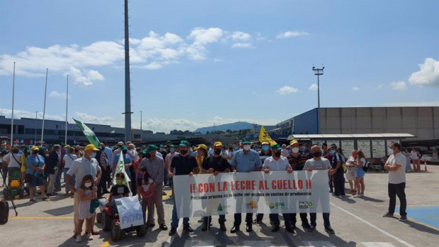ep archivo   ganaderos cantabros protestan por los bajos precios de la leche