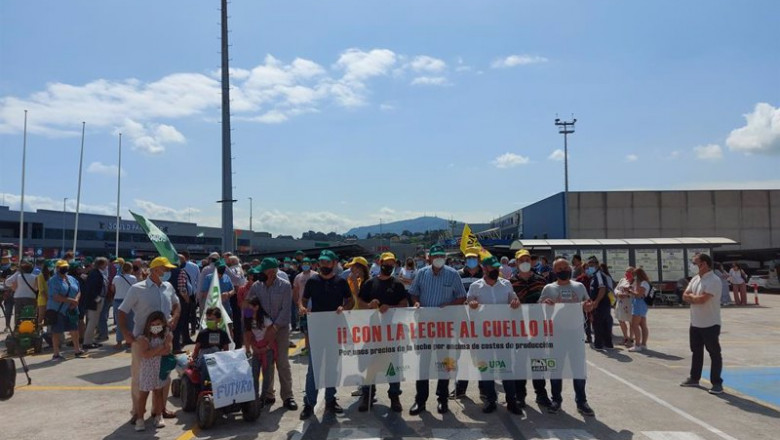 Archivo - Ganaderos cántabros protestan por los bajos precios de la leche. | EUROPA PRESS - Archivo ep archivo ganaderos cantabros protestan por los bajos precios de la leche