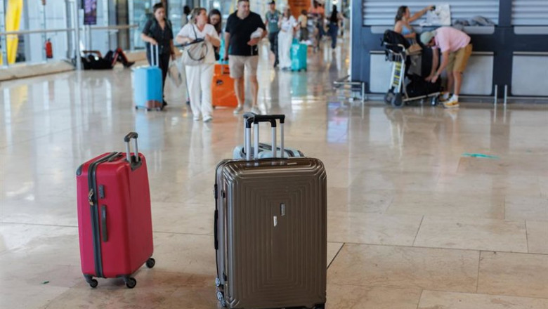 ep archivo   maletas en la terminal t4 del aeropuerto adolfo suarez madrid barajas