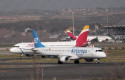ep archivo   un avion de iberia y otro de air europa en las pistas del aeropuerto de barajas