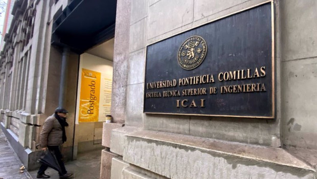 ep archivo   un hombre entra por la puerta principal de la escuela tecnica superior de ingenieria