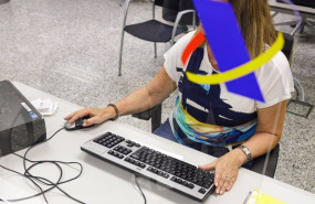 ep archivo   una mujer trabaja en la agencia tributaria para presentar la declaracion de la renta