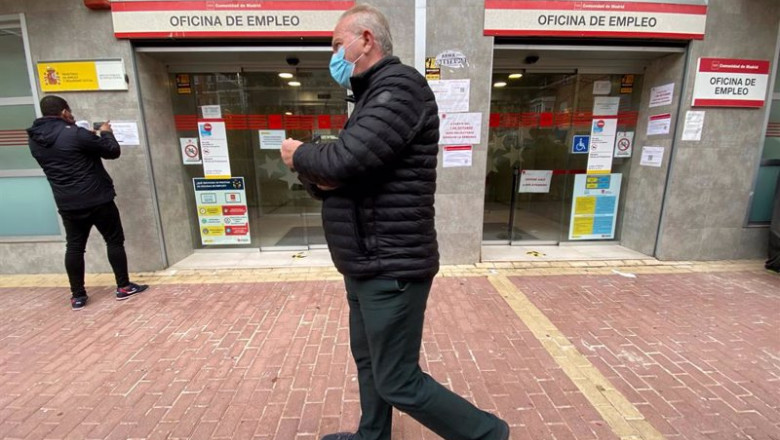 ep archivo   varias personas en las inmediaciones de una oficina de empleo