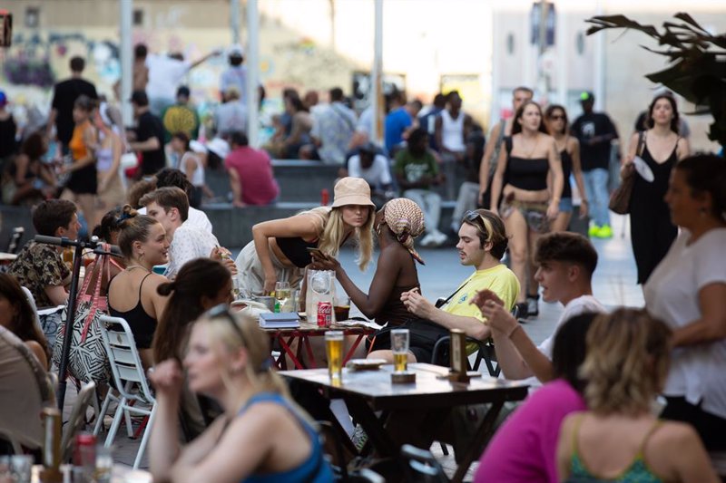 El marcado repunte de la actividad mantiene sólido al sector servicios español, dice el PMI