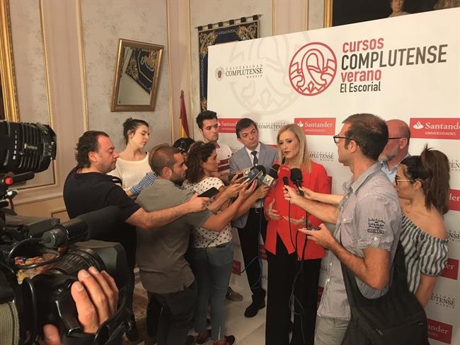 Cifuentes atiende a los medios de comunicación en los cursos de la UCM | TWITTER CRISTINA CIFUENTES ep cifuentes atiendelos medioscomunicacionlos cursosla ucm