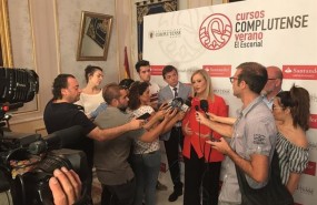 ep cifuentes atiendelos medioscomunicacionlos cursosla ucm