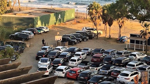 ep coches aparcados en la playa