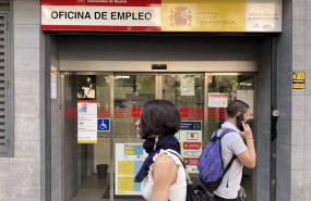 ep dos personas pasan por la oficina de empleo de acacias a 4 de octubre de 2022 en madrid espana el