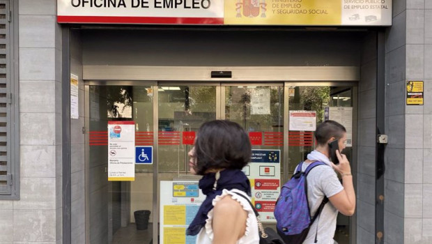ep dos personas pasan por la oficina de empleo de acacias a 4 de octubre de 2022 en madrid espana el