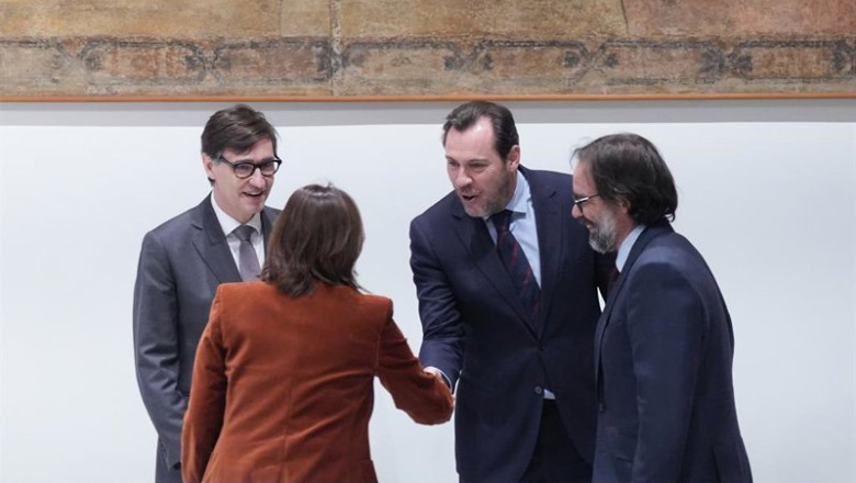ep el ministro oscar puente y la consellera silvia paneque se dan la mano tras la firma del acuerdo
