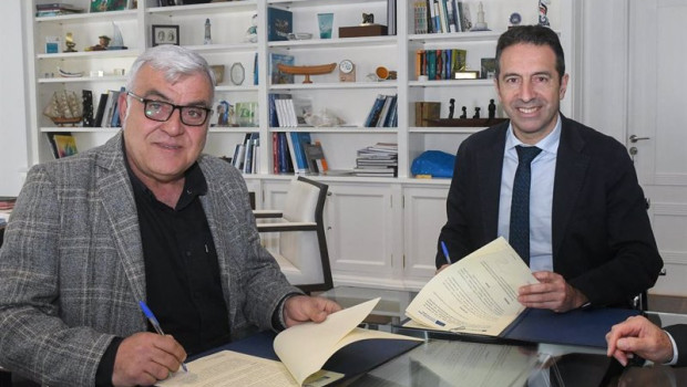 ep el presidente de interfish espana joaquin cadilla y el conselleiro do mar alfonso villares firman