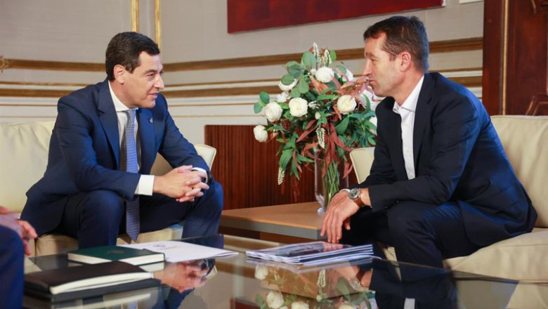 El presidente de la Junta de Andalucía, Juanma Moreno,junto al presidente ejecutivo de Indra, Ángel Escribano, este viernes en Sevilla. | Rocío Ruz - Europa Press ep el presidente de la junta de andalucia juanma morenojunto al presidente ejecutivo de indra angel