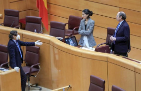 ep el secretario segundo del senado rafael hernando 1i con mascarilla habla con la presidenta del