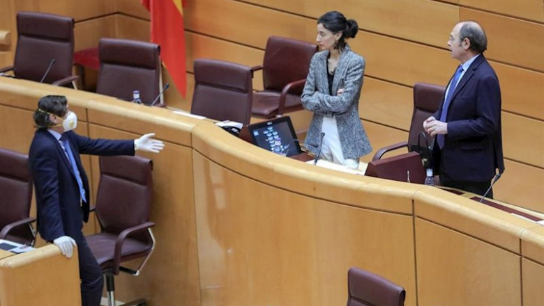 ep el secretario segundo del senado rafael hernando 1i con mascarilla habla con la presidenta del