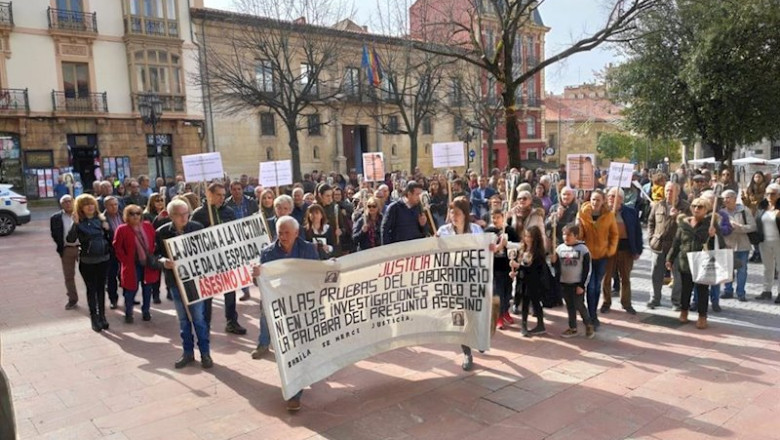 ep familiares amigos y vecinos de sheila barredo asesinada en 2004 se concentran ante el tsja