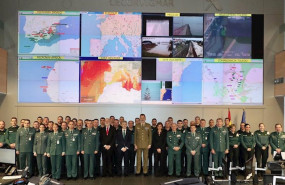 ep foto familia durante la visita del rey felipe vi al centro de operaciones de la direccion general