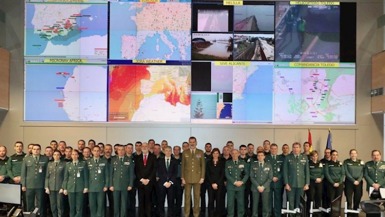 ep foto familia durante la visita del rey felipe vi al centro de operaciones de la direccion general