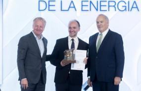 ep i d el ceo de cepsa maarten wetselaar entrega uno de los galardones al redactor de economia en