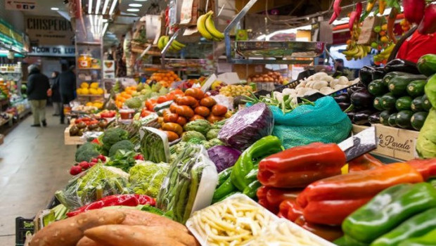 ep imagen de un mercado municipal con verdura fresca